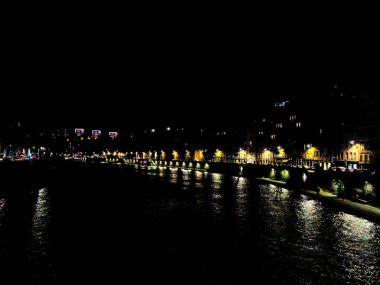 Lyon, Fransa - 16 Nisan 2022: Nehirlerin üzerindeki köprü sayesinde Lyon şehrini keşfetmek