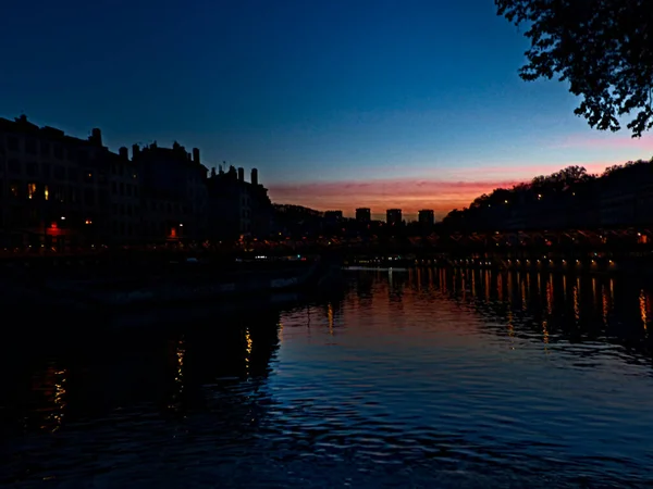 フランス リヨン 2022年4月16日 川にかかる橋のおかげでリヨン市を発見 — ストック写真