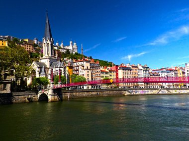 Lyon, Fransa - 16 Nisan 2022: Nehirlerin üzerindeki köprü sayesinde Lyon şehrini keşfetmek
