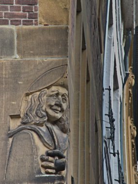 Maastricht, Hollanda - Temmuz 2022: Güzel Maastricht şehrini ziyaret edin - çoklu heykellerin manzarası