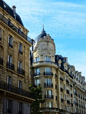 Paris, Eylül 2022: Fransa 'nın başkenti Paris' i ziyaret edin - Baron Haussmann 'ın inşa ettiği farklı binaların cephelerine bakın