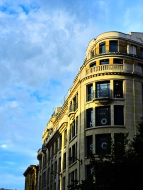 Paris, Eylül 2022: Fransa 'nın başkenti Paris' i ziyaret edin - Baron Haussmann 'ın inşa ettiği farklı binaların cephelerine bakın