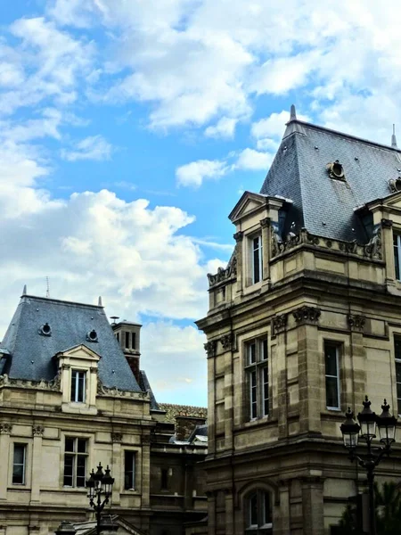 2022 프랑스 파리의 하우스 건물의 면들을 살펴봄 — 스톡 사진