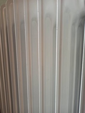 Metal radyatörün desenli arka planı