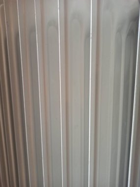 Metal radyatörün desenli arka planı