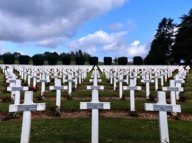 Ossuary ve Douaumont Kalesi - Hristiyan ve Müslüman mezarlı askeri mezarlık - Verdun Savaşı