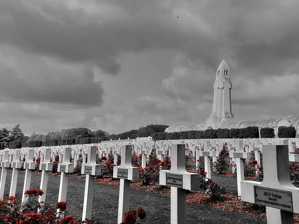 Osario Fuerte Douaumont Cementerio Militar Con Tumbas Cristianas Musulmanas Batalla —  Fotos de Stock
