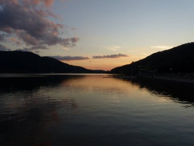 Gerardmer - Ağustos 2020: Gerardmer şehrinin ziyareti - Vosges dağlarının ortasındaki güzel göl turu