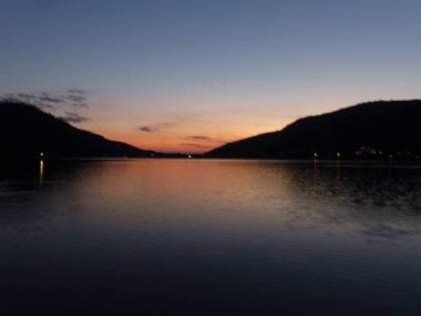 Gerardmer - Ağustos 2020: Gerardmer şehrinin ziyareti - Vosges dağlarının ortasındaki güzel göl turu