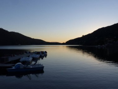 Gerardmer - Ağustos 2020: Gerardmer şehrinin ziyareti - Vosges dağlarının ortasındaki güzel göl turu