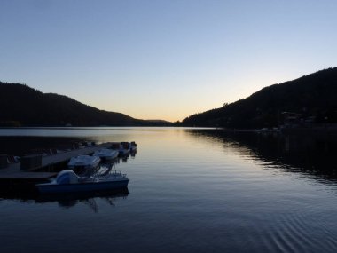 Gerardmer - Ağustos 2020: Gerardmer şehrinin ziyareti - Vosges dağlarının ortasındaki güzel göl turu