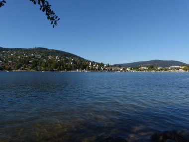 Gerardmer - Ağustos 2020: Gerardmer şehrinin ziyareti - Vosges dağlarının ortasındaki güzel göl turu