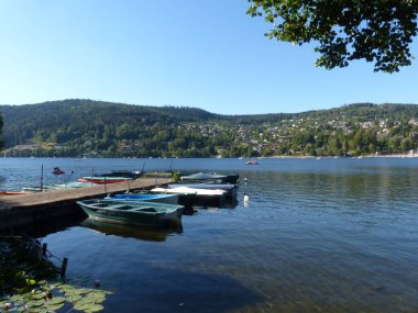 Gerardmer - Ağustos 2020: Gerardmer şehrinin ziyareti - Vosges dağlarının ortasındaki güzel göl turu