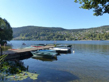 Gerardmer - Ağustos 2020: Gerardmer şehrinin ziyareti - Vosges dağlarının ortasındaki güzel göl turu