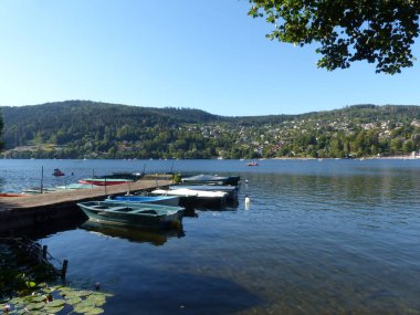 Gerardmer - Ağustos 2020: Gerardmer şehrinin ziyareti - Vosges dağlarının ortasındaki güzel göl turu