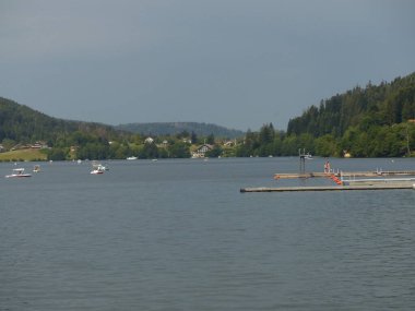 Gerardmer - Ağustos 2020: Gerardmer şehrinin ziyareti - Vosges dağlarının ortasındaki güzel göl turu