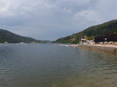 Gerardmer - Ağustos 2020: Gerardmer şehrinin ziyareti - Vosges dağlarının ortasındaki güzel göl turu