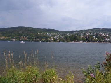 Gerardmer - Ağustos 2020: Gerardmer şehrinin ziyareti - Vosges dağlarının ortasındaki güzel göl turu