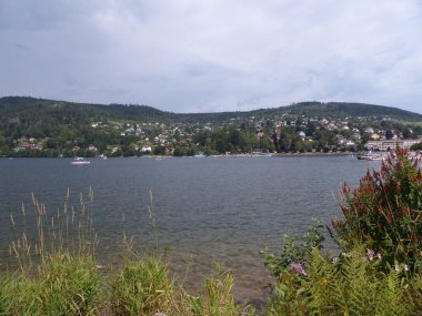 Gerardmer - Ağustos 2020: Gerardmer şehrinin ziyareti - Vosges dağlarının ortasındaki güzel göl turu