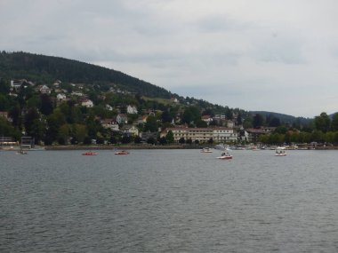 Gerardmer - Ağustos 2020: Gerardmer şehrinin ziyareti - Vosges dağlarının ortasındaki güzel göl turu