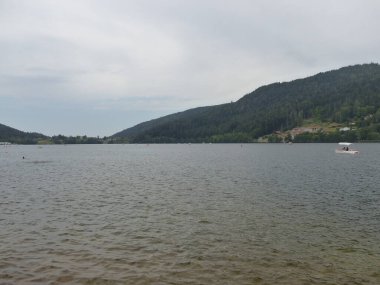 Gerardmer - Ağustos 2020: Gerardmer şehrinin ziyareti - Vosges dağlarının ortasındaki güzel göl turu