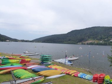 Gerardmer - Ağustos 2020: Gerardmer şehrinin ziyareti - Vosges dağlarının ortasındaki güzel göl turu