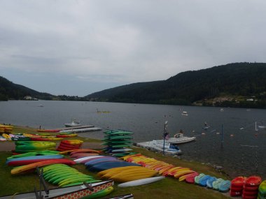 Gerardmer - Ağustos 2020: Gerardmer şehrinin ziyareti - Vosges dağlarının ortasındaki güzel göl turu