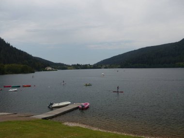 Gerardmer - Ağustos 2020: Gerardmer şehrinin ziyareti - Vosges dağlarının ortasındaki güzel göl turu