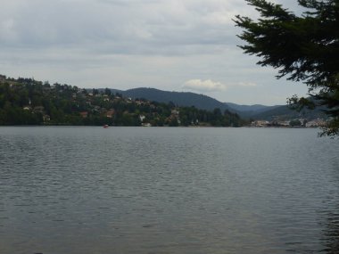 Gerardmer - Ağustos 2020: Gerardmer şehrinin ziyareti - Vosges dağlarının ortasındaki güzel göl turu