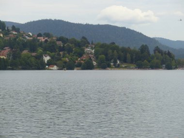Gerardmer - Ağustos 2020: Gerardmer şehrinin ziyareti - Vosges dağlarının ortasındaki güzel göl turu