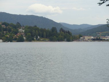 Gerardmer - Ağustos 2020: Gerardmer şehrinin ziyareti - Vosges dağlarının ortasındaki güzel göl turu