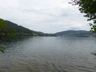 Gerardmer - Ağustos 2020: Gerardmer şehrinin ziyareti - Vosges dağlarının ortasındaki güzel göl turu