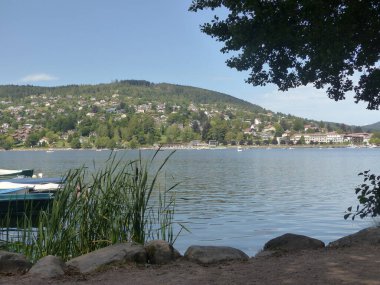 Gerardmer - Ağustos 2020: Gerardmer şehrinin ziyareti - Vosges dağlarının ortasındaki güzel göl turu