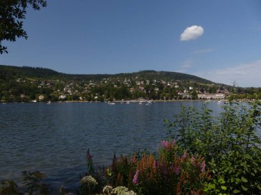 Gerardmer - Ağustos 2020: Gerardmer şehrinin ziyareti - Vosges dağlarının ortasındaki güzel göl turu