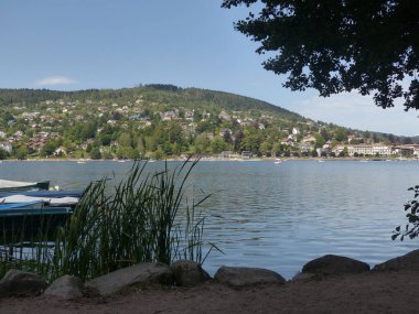 Gerardmer - Ağustos 2020: Gerardmer şehrinin ziyareti - Vosges dağlarının ortasındaki güzel göl turu