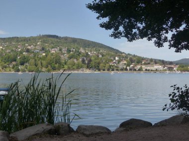 Gerardmer - Ağustos 2020: Gerardmer şehrinin ziyareti - Vosges dağlarının ortasındaki güzel göl turu