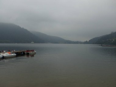 Gerardmer - Ağustos 2020: Gerardmer şehrinin ziyareti - Vosges dağlarının ortasındaki güzel göl turu