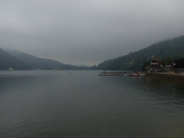 Gerardmer - Ağustos 2020: Gerardmer şehrinin ziyareti - Vosges dağlarının ortasındaki güzel göl turu