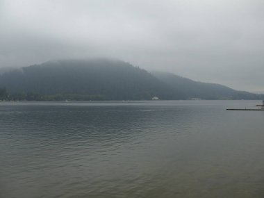 Gerardmer - Ağustos 2020: Gerardmer şehrinin ziyareti - Vosges dağlarının ortasındaki güzel göl turu