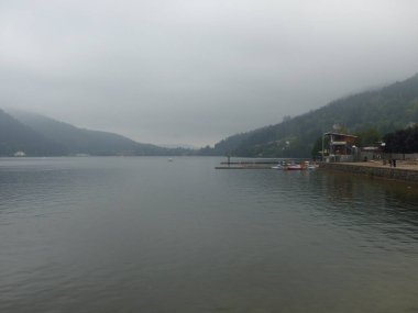 Gerardmer - Ağustos 2020: Gerardmer şehrinin ziyareti - Vosges dağlarının ortasındaki güzel göl turu