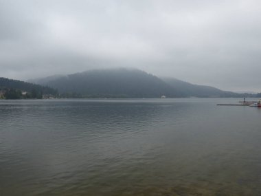 Gerardmer - Ağustos 2020: Gerardmer şehrinin ziyareti - Vosges dağlarının ortasındaki güzel göl turu