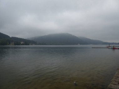 Gerardmer - Ağustos 2020: Gerardmer şehrinin ziyareti - Vosges dağlarının ortasındaki güzel göl turu