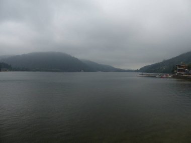 Gerardmer - Ağustos 2020: Gerardmer şehrinin ziyareti - Vosges dağlarının ortasındaki güzel göl turu