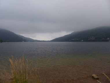 Gerardmer - Ağustos 2020: Gerardmer şehrinin ziyareti - Vosges dağlarının ortasındaki güzel göl turu