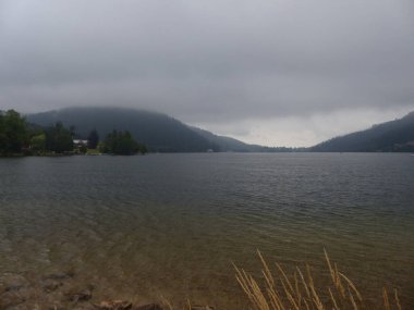 Gerardmer - Ağustos 2020: Gerardmer şehrinin ziyareti - Vosges dağlarının ortasındaki güzel göl turu