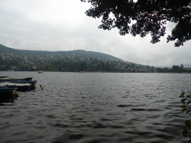 Gerardmer - Ağustos 2020: Gerardmer şehrinin ziyareti - Vosges dağlarının ortasındaki güzel göl turu