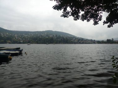 Gerardmer - Ağustos 2020: Gerardmer şehrinin ziyareti - Vosges dağlarının ortasındaki güzel göl turu