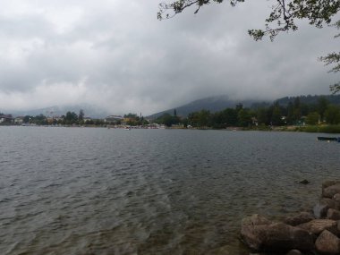 Gerardmer - Ağustos 2020: Gerardmer şehrinin ziyareti - Vosges dağlarının ortasındaki güzel göl turu