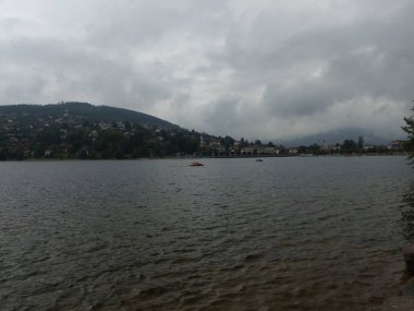 Gerardmer - Ağustos 2020: Gerardmer şehrinin ziyareti - Vosges dağlarının ortasındaki güzel göl turu