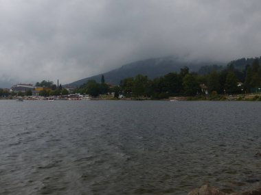 Gerardmer - Ağustos 2020: Gerardmer şehrinin ziyareti - Vosges dağlarının ortasındaki güzel göl turu